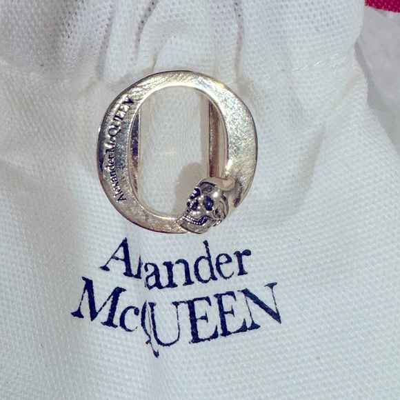 NEW Alexander McQueen Alphabet Skull Sneaker Charm in Gold “Letter O”. - Picture 3 of 7